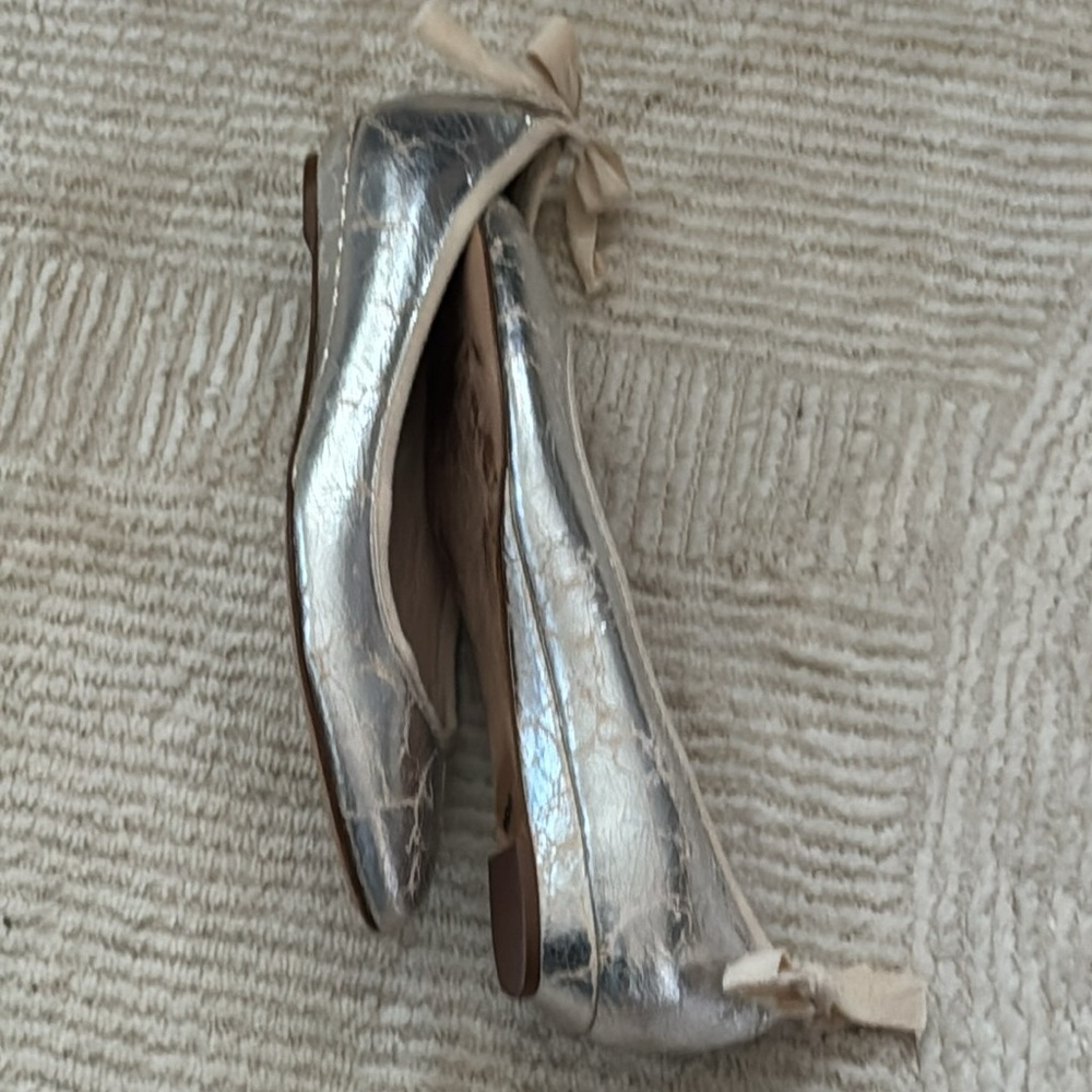 Loeffler Randall silver crinkle leather ivory trim Bow ballerina shoes Sz 7 1/2 - Picture 8 of 11
